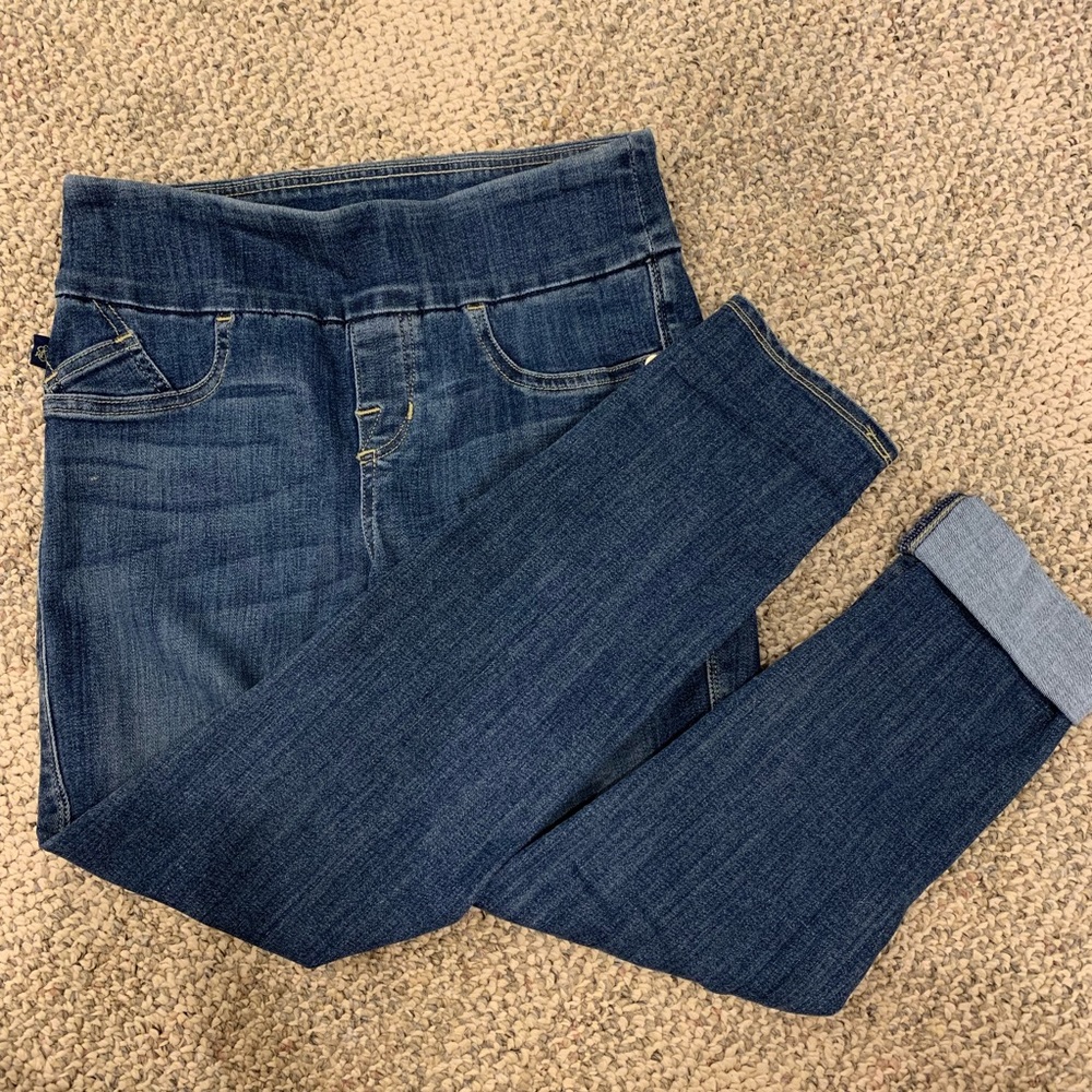 Rock & Republic Pull on Cropped Jeans